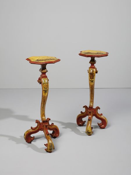 MANIFATTURA VENEZIANA DEL XVIII SECOLO : Coppia di guridons in legno intagliato e laccato a fondo giallo con profilature rosse, decorazioni  a 'chinoiseries', vegetali e a finto marmo 'ad arte povera', piano ottagonale, fusto sagomato su base tripode  - Asta Asta 460 | ARTE ANTICA E DEL XIX SECOLO - Da una dimora veneta e altre committenze Tradizionale - Associazione Nazionale - Case d'Asta italiane