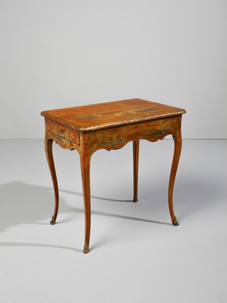 MANIFATTURA DEL XVIII SECOLO : Tavolino in legno laccato e decorato a 'chinoiserie' dorate ambientate in paesaggi e decori fitomorfi su fondo rosso, due cassetti laterali, gambe arcuate con scarpette in bronzo dorato  - Asta Asta 460 | ARTE ANTICA E DEL XIX SECOLO - Da una dimora veneta e altre committenze Tradizionale - Associazione Nazionale - Case d'Asta italiane