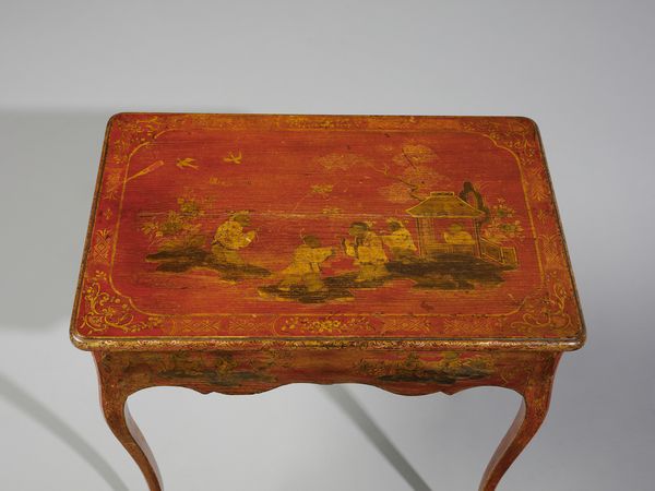 MANIFATTURA DEL XVIII SECOLO : Tavolino in legno laccato e decorato a 'chinoiserie' dorate ambientate in paesaggi e decori fitomorfi su fondo rosso, due cassetti laterali, gambe arcuate con scarpette in bronzo dorato  - Asta Asta 460 | ARTE ANTICA E DEL XIX SECOLO - Da una dimora veneta e altre committenze Tradizionale - Associazione Nazionale - Case d'Asta italiane