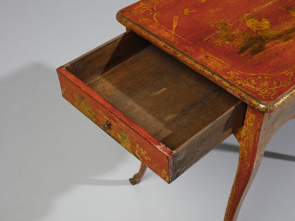 MANIFATTURA DEL XVIII SECOLO : Tavolino in legno laccato e decorato a 'chinoiserie' dorate ambientate in paesaggi e decori fitomorfi su fondo rosso, due cassetti laterali, gambe arcuate con scarpette in bronzo dorato  - Asta Asta 460 | ARTE ANTICA E DEL XIX SECOLO - Da una dimora veneta e altre committenze Tradizionale - Associazione Nazionale - Case d'Asta italiane