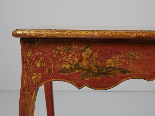 MANIFATTURA DEL XVIII SECOLO : Tavolino in legno laccato e decorato a 'chinoiserie' dorate ambientate in paesaggi e decori fitomorfi su fondo rosso, due cassetti laterali, gambe arcuate con scarpette in bronzo dorato  - Asta Asta 460 | ARTE ANTICA E DEL XIX SECOLO - Da una dimora veneta e altre committenze Tradizionale - Associazione Nazionale - Case d'Asta italiane