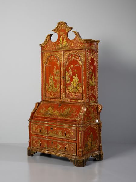 MANIFATTURA VENEZIANA DEL XVIII SECOLO : Eccezionale cassettone a ribalta con alzata, in legno laccato a fondo rosso e parzialmente dorato, fittamente decorato a motivi di ghirlande fiorite che racchiudono scene a 'chinoiseries' con magots, architetture e paesaggi orientali. alzata con cimasa di linea spezzata e due ante celanti sei vani con ornato floreale e una nicchia centrale, corpo inferiore di forma mossa con due cassetti sul fronte sormontati da anta calatoia con interni suddivisi in cassettini e vano centrale. fianchi concavi e lesene evidenziate da volute, piedi a mensola laccati a fondo verde scuro  - Asta Asta 460 | ARTE ANTICA E DEL XIX SECOLO - Da una dimora veneta e altre committenze Tradizionale - Associazione Nazionale - Case d'Asta italiane