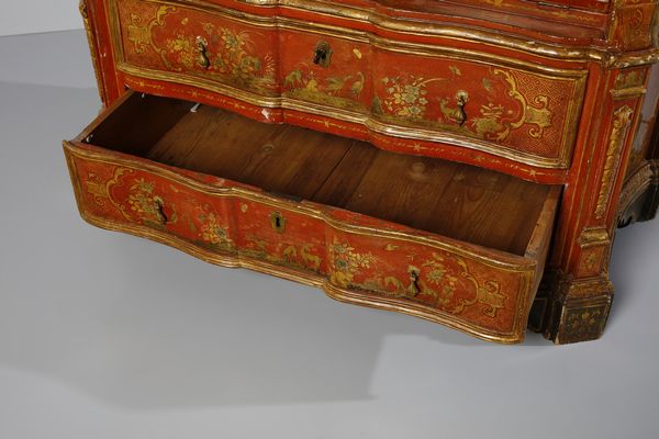 MANIFATTURA VENEZIANA DEL XVIII SECOLO : Eccezionale cassettone a ribalta con alzata, in legno laccato a fondo rosso e parzialmente dorato, fittamente decorato a motivi di ghirlande fiorite che racchiudono scene a 'chinoiseries' con magots, architetture e paesaggi orientali. alzata con cimasa di linea spezzata e due ante celanti sei vani con ornato floreale e una nicchia centrale, corpo inferiore di forma mossa con due cassetti sul fronte sormontati da anta calatoia con interni suddivisi in cassettini e vano centrale. fianchi concavi e lesene evidenziate da volute, piedi a mensola laccati a fondo verde scuro  - Asta Asta 460 | ARTE ANTICA E DEL XIX SECOLO - Da una dimora veneta e altre committenze Tradizionale - Associazione Nazionale - Case d'Asta italiane