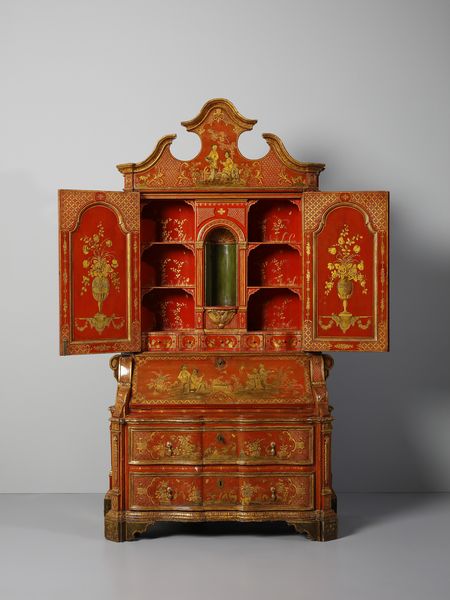 MANIFATTURA VENEZIANA DEL XVIII SECOLO : Eccezionale cassettone a ribalta con alzata, in legno laccato a fondo rosso e parzialmente dorato, fittamente decorato a motivi di ghirlande fiorite che racchiudono scene a 'chinoiseries' con magots, architetture e paesaggi orientali. alzata con cimasa di linea spezzata e due ante celanti sei vani con ornato floreale e una nicchia centrale, corpo inferiore di forma mossa con due cassetti sul fronte sormontati da anta calatoia con interni suddivisi in cassettini e vano centrale. fianchi concavi e lesene evidenziate da volute, piedi a mensola laccati a fondo verde scuro  - Asta Asta 460 | ARTE ANTICA E DEL XIX SECOLO - Da una dimora veneta e altre committenze Tradizionale - Associazione Nazionale - Case d'Asta italiane