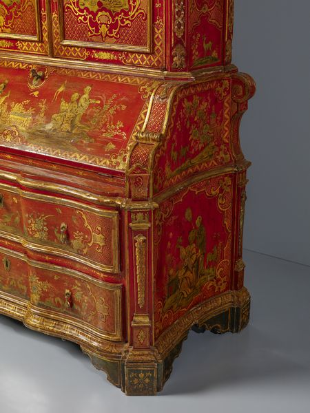 MANIFATTURA VENEZIANA DEL XVIII SECOLO : Eccezionale cassettone a ribalta con alzata, in legno laccato a fondo rosso e parzialmente dorato, fittamente decorato a motivi di ghirlande fiorite che racchiudono scene a 'chinoiseries' con magots, architetture e paesaggi orientali. alzata con cimasa di linea spezzata e due ante celanti sei vani con ornato floreale e una nicchia centrale, corpo inferiore di forma mossa con due cassetti sul fronte sormontati da anta calatoia con interni suddivisi in cassettini e vano centrale. fianchi concavi e lesene evidenziate da volute, piedi a mensola laccati a fondo verde scuro  - Asta Asta 460 | ARTE ANTICA E DEL XIX SECOLO - Da una dimora veneta e altre committenze Tradizionale - Associazione Nazionale - Case d'Asta italiane