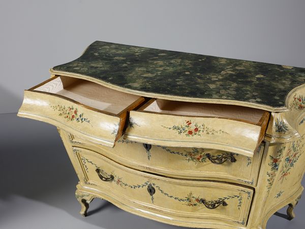 MANIFATTURA VENEZIANA DEL XVIII SECOLO : Importante coppia di cassettoni di forma sagomata in legno laccato a fondo chiaro con decorazioni a ghirlande e mazzetti di fiori in policromia, piano dipinto a finto marmo, fronte e fianchi a doppia mossa, due ampi cassetti sul fronte sormontati da due cassetti appaiati sulla fascia, gambe mosse su piedi a ricciolo stilizzato  - Asta Asta 460 | ARTE ANTICA E DEL XIX SECOLO - Da una dimora veneta e altre committenze Tradizionale - Associazione Nazionale - Case d'Asta italiane