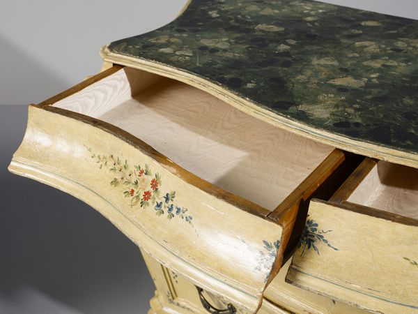 MANIFATTURA VENEZIANA DEL XVIII SECOLO : Importante coppia di cassettoni di forma sagomata in legno laccato a fondo chiaro con decorazioni a ghirlande e mazzetti di fiori in policromia, piano dipinto a finto marmo, fronte e fianchi a doppia mossa, due ampi cassetti sul fronte sormontati da due cassetti appaiati sulla fascia, gambe mosse su piedi a ricciolo stilizzato  - Asta Asta 460 | ARTE ANTICA E DEL XIX SECOLO - Da una dimora veneta e altre committenze Tradizionale - Associazione Nazionale - Case d'Asta italiane