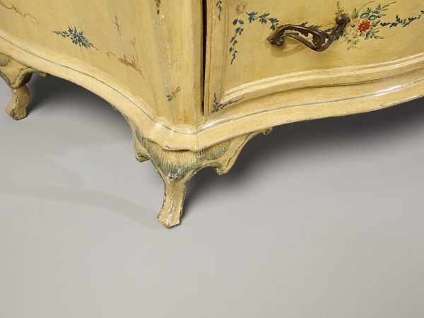 MANIFATTURA VENEZIANA DEL XVIII SECOLO : Importante coppia di cassettoni di forma sagomata in legno laccato a fondo chiaro con decorazioni a ghirlande e mazzetti di fiori in policromia, piano dipinto a finto marmo, fronte e fianchi a doppia mossa, due ampi cassetti sul fronte sormontati da due cassetti appaiati sulla fascia, gambe mosse su piedi a ricciolo stilizzato  - Asta Asta 460 | ARTE ANTICA E DEL XIX SECOLO - Da una dimora veneta e altre committenze Tradizionale - Associazione Nazionale - Case d'Asta italiane