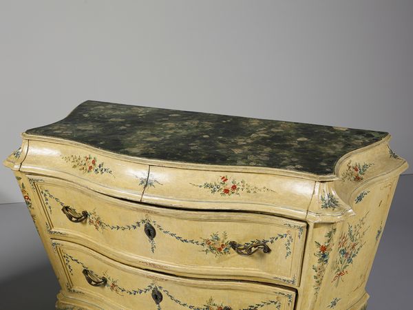 MANIFATTURA VENEZIANA DEL XVIII SECOLO : Importante coppia di cassettoni di forma sagomata in legno laccato a fondo chiaro con decorazioni a ghirlande e mazzetti di fiori in policromia, piano dipinto a finto marmo, fronte e fianchi a doppia mossa, due ampi cassetti sul fronte sormontati da due cassetti appaiati sulla fascia, gambe mosse su piedi a ricciolo stilizzato  - Asta Asta 460 | ARTE ANTICA E DEL XIX SECOLO - Da una dimora veneta e altre committenze Tradizionale - Associazione Nazionale - Case d'Asta italiane