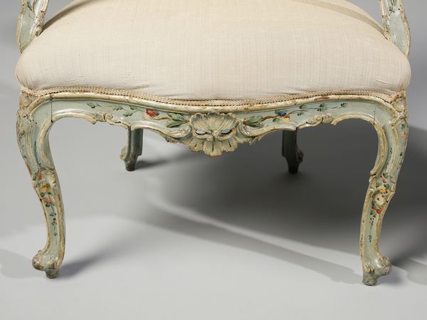 MANIFATTURA VENEZIANA DEL XVIII SECOLO : Coppia di poltrone in legno laccato con decorazioni floreali intagliate e dipinte in policromia su fondo azzurro, schienale sagomato sormontato da decorazione a mazzetto di rose intagliato e dipinto, braccioli di forma mossa terminanti a ricciolo, grembiale centrato su tre lati da decoro rocaille in forma di conchiglia, gambe arcuate  - Asta Asta 460 | ARTE ANTICA E DEL XIX SECOLO - Da una dimora veneta e altre committenze Tradizionale - Associazione Nazionale - Case d'Asta italiane