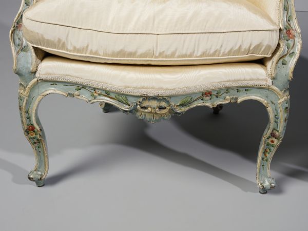 MANIFATTURA VENEZIANA DEL XVIII SECOLO : Coppia di rare poltrone a pozzetto in legno laccato con decorazioni floreali intagliate e dipinte in policromia su fondo azzurro, schienale sormontato da decorazione a mazzetto di rose intagliato e dipinto, direttamente unito ai braccioli di forma mossa terminanti a ricciolo, grembiale centrato su tre lati da decoro rocaille in forma di conchiglia, gambe arcuate  - Asta Asta 460 | ARTE ANTICA E DEL XIX SECOLO - Da una dimora veneta e altre committenze Tradizionale - Associazione Nazionale - Case d'Asta italiane