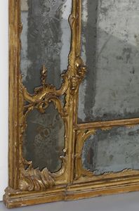 MANIFATTURA VENEZIANA DEL XVIII SECOLO : Imponente specchiera tripartita in legno intagliato e dorato, decorazioni a volute e motivi fitomorfi, cimasa centrata da stemma, specchi sui lati e alla base incisi a trofei  - Asta Asta 460 | ARTE ANTICA E DEL XIX SECOLO - Da una dimora veneta e altre committenze Tradizionale - Associazione Nazionale - Case d'Asta italiane