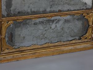 MANIFATTURA VENEZIANA DEL XVIII SECOLO : Imponente specchiera tripartita in legno intagliato e dorato, decorazioni a volute e motivi fitomorfi, cimasa centrata da stemma, specchi sui lati e alla base incisi a trofei  - Asta Asta 460 | ARTE ANTICA E DEL XIX SECOLO - Da una dimora veneta e altre committenze Tradizionale - Associazione Nazionale - Case d'Asta italiane