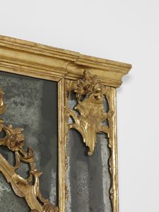 MANIFATTURA VENEZIANA DEL XVIII SECOLO : Coppia di imponenti specchiere tripartite in legno intagliato e dorato, decorazioni a volute e motivi fitomorfi, cimasa centrata da stemma, specchi superiori, sui lati e alla base incisi a trofei  - Asta Asta 460 | ARTE ANTICA E DEL XIX SECOLO - Da una dimora veneta e altre committenze Tradizionale - Associazione Nazionale - Case d'Asta italiane