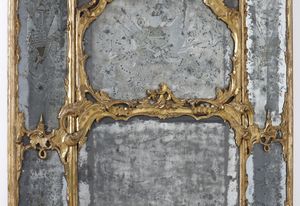 MANIFATTURA VENEZIANA DEL XVIII SECOLO : Coppia di imponenti specchiere tripartite in legno intagliato e dorato, decorazioni a volute e motivi fitomorfi, cimasa centrata da stemma, specchi superiori, sui lati e alla base incisi a trofei  - Asta Asta 460 | ARTE ANTICA E DEL XIX SECOLO - Da una dimora veneta e altre committenze Tradizionale - Associazione Nazionale - Case d'Asta italiane