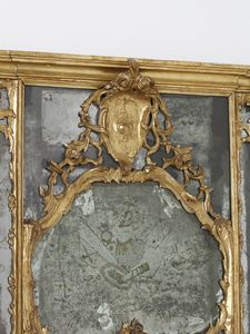 MANIFATTURA VENEZIANA DEL XVIII SECOLO : Coppia di imponenti specchiere tripartite in legno intagliato e dorato, decorazioni a volute e motivi fitomorfi, cimasa centrata da stemma, specchi superiori, sui lati e alla base incisi a trofei  - Asta Asta 460 | ARTE ANTICA E DEL XIX SECOLO - Da una dimora veneta e altre committenze Tradizionale - Associazione Nazionale - Case d'Asta italiane