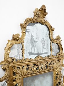 MANIFATTURA VENEZIANA DEL XVIII SECOLO : Importante specchiera in legno intagliato e dorato, cornice a fasce traforate, cimasa e fregi a motivi fitomorfi e floreali, specchi decorati al mercurio con personaggi della Commedia dell'Arte, putti e grappoli d'uva  - Asta Asta 460 | ARTE ANTICA E DEL XIX SECOLO - Da una dimora veneta e altre committenze Tradizionale - Associazione Nazionale - Case d'Asta italiane