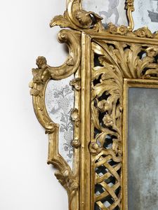 MANIFATTURA VENEZIANA DEL XVIII SECOLO : Importante specchiera in legno intagliato e dorato, cornice a fasce traforate, cimasa e fregi a motivi fitomorfi e floreali, specchi decorati al mercurio con personaggi della Commedia dell'Arte, putti e grappoli d'uva  - Asta Asta 460 | ARTE ANTICA E DEL XIX SECOLO - Da una dimora veneta e altre committenze Tradizionale - Associazione Nazionale - Case d'Asta italiane