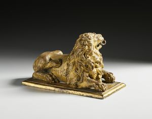 SCULTORE DI AREA GERMANICA DEL XVII-XVIII SECOLO : Leone reclinato in bronzo a patina dorata  - Asta Asta 460 | ARTE ANTICA E DEL XIX SECOLO - Da una dimora veneta e altre committenze Tradizionale - Associazione Nazionale - Case d'Asta italiane