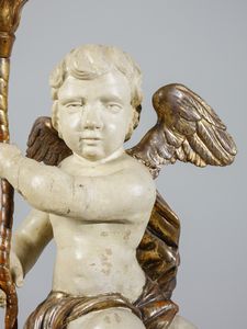 SCULTORE DEL XVIII SECOLO : Grande figura di angelo portacero su base in foggia di colonna su piedistallo quadrangolare, in legno laccato, parzialmente dorato e dipinto a imitazione del marmo  - Asta Asta 460 | ARTE ANTICA E DEL XIX SECOLO - Da una dimora veneta e altre committenze Tradizionale - Associazione Nazionale - Case d'Asta italiane