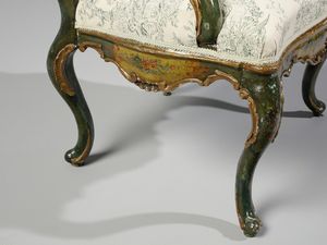 MANIFATTURA VENEZIANA DEL XVIII SECOLO : Poltrona in legno laccato e decorato a motivi floreali policromi su fondo verde e dorato, braccioli di forma mossa terminanti a ricciolo, schienale e grembiale sagomati e profilati a rilievo, gambe arcuate  - Asta Asta 460 | ARTE ANTICA E DEL XIX SECOLO - Da una dimora veneta e altre committenze Tradizionale - Associazione Nazionale - Case d'Asta italiane