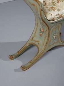 MANIFATTURA VENEZIANA DEL XVIII SECOLO : Rara sedia da gondola in legno laccato e parzialmente dorato con decorazioni policrome a motivi floreali entro riserve rocaille, gambe mosse intagliate a riccioli  - Asta Asta 460 | ARTE ANTICA E DEL XIX SECOLO - Da una dimora veneta e altre committenze Tradizionale - Associazione Nazionale - Case d'Asta italiane