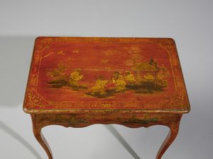 MANIFATTURA DEL XVIII SECOLO : Tavolino in legno laccato e decorato a 'chinoiserie' dorate ambientate in paesaggi e decori fitomorfi su fondo rosso, due cassetti laterali, gambe arcuate con scarpette in bronzo dorato  - Asta Asta 460 | ARTE ANTICA E DEL XIX SECOLO - Da una dimora veneta e altre committenze Tradizionale - Associazione Nazionale - Case d'Asta italiane