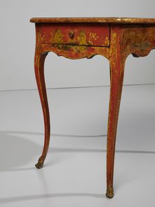 MANIFATTURA DEL XVIII SECOLO : Tavolino in legno laccato e decorato a 'chinoiserie' dorate ambientate in paesaggi e decori fitomorfi su fondo rosso, due cassetti laterali, gambe arcuate con scarpette in bronzo dorato  - Asta Asta 460 | ARTE ANTICA E DEL XIX SECOLO - Da una dimora veneta e altre committenze Tradizionale - Associazione Nazionale - Case d'Asta italiane