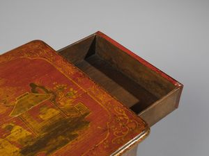 MANIFATTURA DEL XVIII SECOLO : Tavolino in legno laccato e decorato a 'chinoiserie' dorate ambientate in paesaggi e decori fitomorfi su fondo rosso, due cassetti laterali, gambe arcuate con scarpette in bronzo dorato  - Asta Asta 460 | ARTE ANTICA E DEL XIX SECOLO - Da una dimora veneta e altre committenze Tradizionale - Associazione Nazionale - Case d'Asta italiane