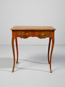 MANIFATTURA DEL XVIII SECOLO : Tavolino in legno laccato e decorato a 'chinoiserie' dorate ambientate in paesaggi e decori fitomorfi su fondo rosso, due cassetti laterali, gambe arcuate con scarpette in bronzo dorato  - Asta Asta 460 | ARTE ANTICA E DEL XIX SECOLO - Da una dimora veneta e altre committenze Tradizionale - Associazione Nazionale - Case d'Asta italiane