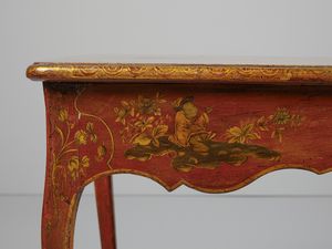 MANIFATTURA DEL XVIII SECOLO : Tavolino in legno laccato e decorato a 'chinoiserie' dorate ambientate in paesaggi e decori fitomorfi su fondo rosso, due cassetti laterali, gambe arcuate con scarpette in bronzo dorato  - Asta Asta 460 | ARTE ANTICA E DEL XIX SECOLO - Da una dimora veneta e altre committenze Tradizionale - Associazione Nazionale - Case d'Asta italiane