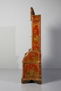 MANIFATTURA VENEZIANA DEL XVIII SECOLO : Eccezionale cassettone a ribalta con alzata, in legno laccato a fondo rosso e parzialmente dorato, fittamente decorato a motivi di ghirlande fiorite che racchiudono scene a 'chinoiseries' con magots, architetture e paesaggi orientali. alzata con cimasa di linea spezzata e due ante celanti sei vani con ornato floreale e una nicchia centrale, corpo inferiore di forma mossa con due cassetti sul fronte sormontati da anta calatoia con interni suddivisi in cassettini e vano centrale. fianchi concavi e lesene evidenziate da volute, piedi a mensola laccati a fondo verde scuro  - Asta Asta 460 | ARTE ANTICA E DEL XIX SECOLO - Da una dimora veneta e altre committenze Tradizionale - Associazione Nazionale - Case d'Asta italiane