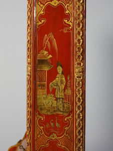 MANIFATTURA VENEZIANA DEL XVIII SECOLO : Eccezionale cassettone a ribalta con alzata, in legno laccato a fondo rosso e parzialmente dorato, fittamente decorato a motivi di ghirlande fiorite che racchiudono scene a 'chinoiseries' con magots, architetture e paesaggi orientali. alzata con cimasa di linea spezzata e due ante celanti sei vani con ornato floreale e una nicchia centrale, corpo inferiore di forma mossa con due cassetti sul fronte sormontati da anta calatoia con interni suddivisi in cassettini e vano centrale. fianchi concavi e lesene evidenziate da volute, piedi a mensola laccati a fondo verde scuro  - Asta Asta 460 | ARTE ANTICA E DEL XIX SECOLO - Da una dimora veneta e altre committenze Tradizionale - Associazione Nazionale - Case d'Asta italiane