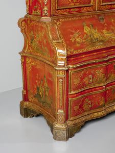 MANIFATTURA VENEZIANA DEL XVIII SECOLO : Eccezionale cassettone a ribalta con alzata, in legno laccato a fondo rosso e parzialmente dorato, fittamente decorato a motivi di ghirlande fiorite che racchiudono scene a 'chinoiseries' con magots, architetture e paesaggi orientali. alzata con cimasa di linea spezzata e due ante celanti sei vani con ornato floreale e una nicchia centrale, corpo inferiore di forma mossa con due cassetti sul fronte sormontati da anta calatoia con interni suddivisi in cassettini e vano centrale. fianchi concavi e lesene evidenziate da volute, piedi a mensola laccati a fondo verde scuro  - Asta Asta 460 | ARTE ANTICA E DEL XIX SECOLO - Da una dimora veneta e altre committenze Tradizionale - Associazione Nazionale - Case d'Asta italiane