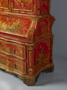 MANIFATTURA VENEZIANA DEL XVIII SECOLO : Eccezionale cassettone a ribalta con alzata, in legno laccato a fondo rosso e parzialmente dorato, fittamente decorato a motivi di ghirlande fiorite che racchiudono scene a 'chinoiseries' con magots, architetture e paesaggi orientali. alzata con cimasa di linea spezzata e due ante celanti sei vani con ornato floreale e una nicchia centrale, corpo inferiore di forma mossa con due cassetti sul fronte sormontati da anta calatoia con interni suddivisi in cassettini e vano centrale. fianchi concavi e lesene evidenziate da volute, piedi a mensola laccati a fondo verde scuro  - Asta Asta 460 | ARTE ANTICA E DEL XIX SECOLO - Da una dimora veneta e altre committenze Tradizionale - Associazione Nazionale - Case d'Asta italiane