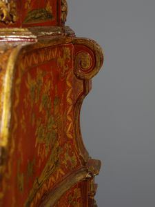 MANIFATTURA VENEZIANA DEL XVIII SECOLO : Eccezionale cassettone a ribalta con alzata, in legno laccato a fondo rosso e parzialmente dorato, fittamente decorato a motivi di ghirlande fiorite che racchiudono scene a 'chinoiseries' con magots, architetture e paesaggi orientali. alzata con cimasa di linea spezzata e due ante celanti sei vani con ornato floreale e una nicchia centrale, corpo inferiore di forma mossa con due cassetti sul fronte sormontati da anta calatoia con interni suddivisi in cassettini e vano centrale. fianchi concavi e lesene evidenziate da volute, piedi a mensola laccati a fondo verde scuro  - Asta Asta 460 | ARTE ANTICA E DEL XIX SECOLO - Da una dimora veneta e altre committenze Tradizionale - Associazione Nazionale - Case d'Asta italiane