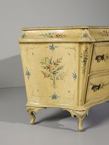 MANIFATTURA VENEZIANA DEL XVIII SECOLO : Importante coppia di cassettoni di forma sagomata in legno laccato a fondo chiaro con decorazioni a ghirlande e mazzetti di fiori in policromia, piano dipinto a finto marmo, fronte e fianchi a doppia mossa, due ampi cassetti sul fronte sormontati da due cassetti appaiati sulla fascia, gambe mosse su piedi a ricciolo stilizzato  - Asta Asta 460 | ARTE ANTICA E DEL XIX SECOLO - Da una dimora veneta e altre committenze Tradizionale - Associazione Nazionale - Case d'Asta italiane