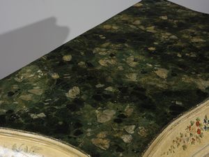 MANIFATTURA VENEZIANA DEL XVIII SECOLO : Importante coppia di cassettoni di forma sagomata in legno laccato a fondo chiaro con decorazioni a ghirlande e mazzetti di fiori in policromia, piano dipinto a finto marmo, fronte e fianchi a doppia mossa, due ampi cassetti sul fronte sormontati da due cassetti appaiati sulla fascia, gambe mosse su piedi a ricciolo stilizzato  - Asta Asta 460 | ARTE ANTICA E DEL XIX SECOLO - Da una dimora veneta e altre committenze Tradizionale - Associazione Nazionale - Case d'Asta italiane