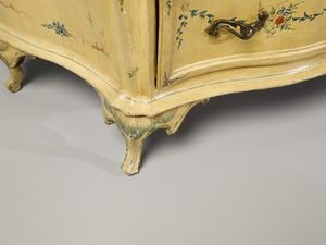 MANIFATTURA VENEZIANA DEL XVIII SECOLO : Importante coppia di cassettoni di forma sagomata in legno laccato a fondo chiaro con decorazioni a ghirlande e mazzetti di fiori in policromia, piano dipinto a finto marmo, fronte e fianchi a doppia mossa, due ampi cassetti sul fronte sormontati da due cassetti appaiati sulla fascia, gambe mosse su piedi a ricciolo stilizzato  - Asta Asta 460 | ARTE ANTICA E DEL XIX SECOLO - Da una dimora veneta e altre committenze Tradizionale - Associazione Nazionale - Case d'Asta italiane