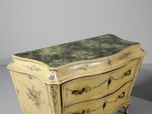 MANIFATTURA VENEZIANA DEL XVIII SECOLO : Importante coppia di cassettoni di forma sagomata in legno laccato a fondo chiaro con decorazioni a ghirlande e mazzetti di fiori in policromia, piano dipinto a finto marmo, fronte e fianchi a doppia mossa, due ampi cassetti sul fronte sormontati da due cassetti appaiati sulla fascia, gambe mosse su piedi a ricciolo stilizzato  - Asta Asta 460 | ARTE ANTICA E DEL XIX SECOLO - Da una dimora veneta e altre committenze Tradizionale - Associazione Nazionale - Case d'Asta italiane