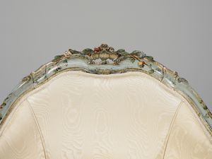 MANIFATTURA VENEZIANA DEL XVIII SECOLO : Coppia di rare poltrone a pozzetto in legno laccato con decorazioni floreali intagliate e dipinte in policromia su fondo azzurro, schienale sormontato da decorazione a mazzetto di rose intagliato e dipinto, direttamente unito ai braccioli di forma mossa terminanti a ricciolo, grembiale centrato su tre lati da decoro rocaille in forma di conchiglia, gambe arcuate  - Asta Asta 460 | ARTE ANTICA E DEL XIX SECOLO - Da una dimora veneta e altre committenze Tradizionale - Associazione Nazionale - Case d'Asta italiane