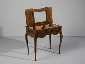 MANIFATTURA GENOVESE DEL XVIII SECOLO : Toilette lastronata e filettata in radica, piano sagomato apribile, gambe arcuate  - Asta Asta 460 | ARTE ANTICA E DEL XIX SECOLO - Da una dimora veneta e altre committenze Tradizionale - Associazione Nazionale - Case d'Asta italiane