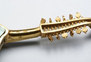 ARGENTIERE ITALIANO DEL XX SECOLO : Gruppo di cinque strumenti musicali a corda in argento dorato e pietre dure, in contenitore originale  - Asta Asta 460 | ARTE ANTICA E DEL XIX SECOLO - Da una dimora veneta e altre committenze Tradizionale - Associazione Nazionale - Case d'Asta italiane