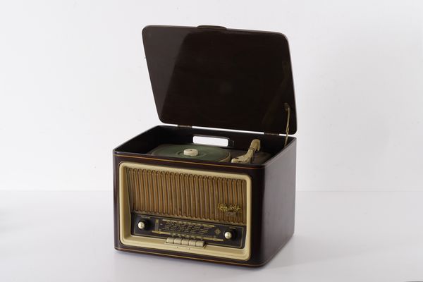 Lotto composto da una radio giradischi Telefunken modello Little Melody Stereo, un grammofono Columbia Grafonola (mancante delle tromba) e dischi vari  - Asta Fabio Fazio, arredi e ricordi di una casa di campagna - Associazione Nazionale - Case d'Asta italiane