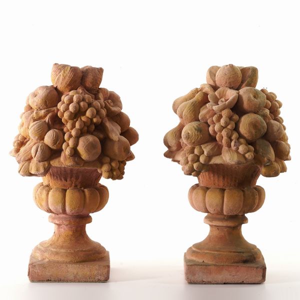 Coppia di vasi con frutta in terracotta. Toscana, XX secolo  - Asta Fabio Fazio, arredi e ricordi di una casa di campagna - Associazione Nazionale - Case d'Asta italiane