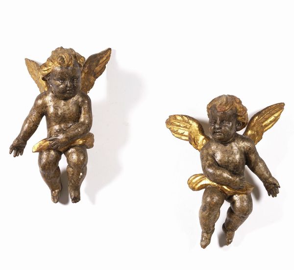 Coppia di sculture di angeli in legno dipinto e dorato. XIX secolo  - Asta Fabio Fazio, arredi e ricordi di una casa di campagna - Associazione Nazionale - Case d'Asta italiane