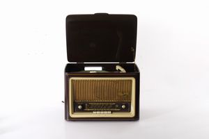 Lotto composto da una radio giradischi Telefunken modello Little Melody Stereo, un grammofono Columbia Grafonola (mancante delle tromba) e dischi vari  - Asta Fabio Fazio, arredi e ricordi di una casa di campagna - Associazione Nazionale - Case d'Asta italiane