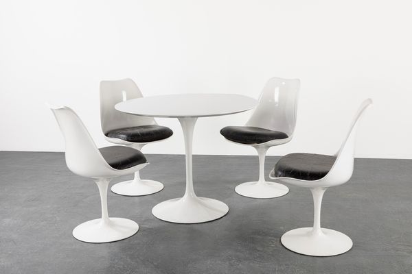 Eero  Saarinen : Tavolo e sedie  - Asta Design e Arti Decorative - Associazione Nazionale - Case d'Asta italiane