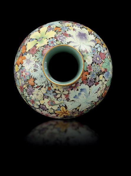 Grande vaso Tianqiuping Famiglia Nera in porcellana con decoro millefleures, Cina, Dinastia Qing, epoca Guangxu (1875-1908)  - Asta Arte Orientale - Associazione Nazionale - Case d'Asta italiane