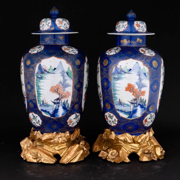 Coppia di potiche Blu Poudre con riserve a decoro naturalistico Famiglia Verde poggianti su basi dorate antiche a foggia di pietre, Dinastia Qing, epoca Kangxi (1662-1722)  - Asta Arte Orientale - Associazione Nazionale - Case d'Asta italiane